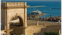 La torre del bastione s’illumina di giallo: Amnesty International compie 53 anni