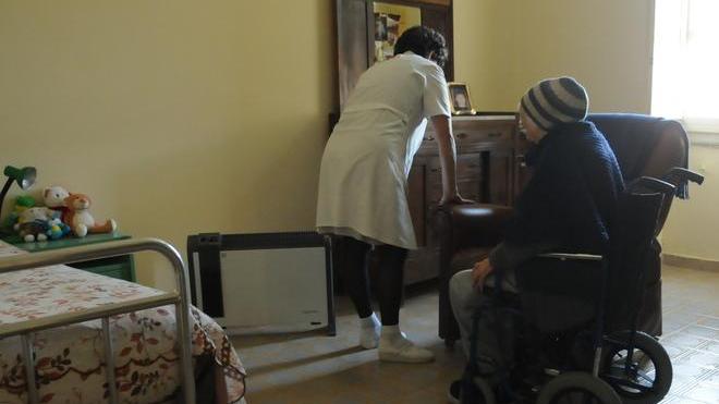 Assistere invalidi a casa, odissea tra carte e ritardi