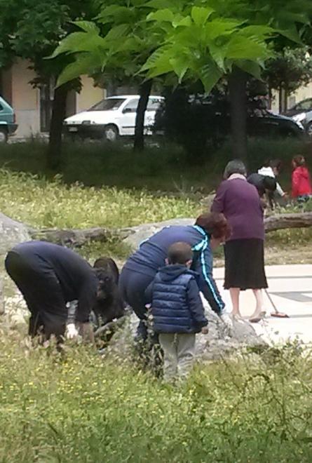 Esercito di volontari ripulisce la piazza