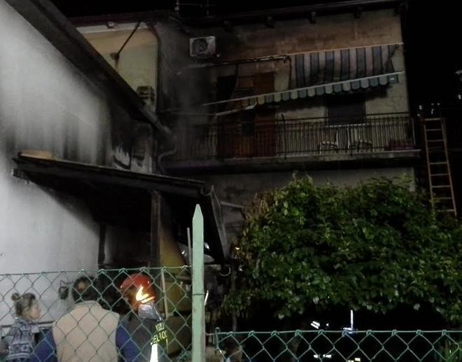 A fuoco una legnaia Sgomberata una casa