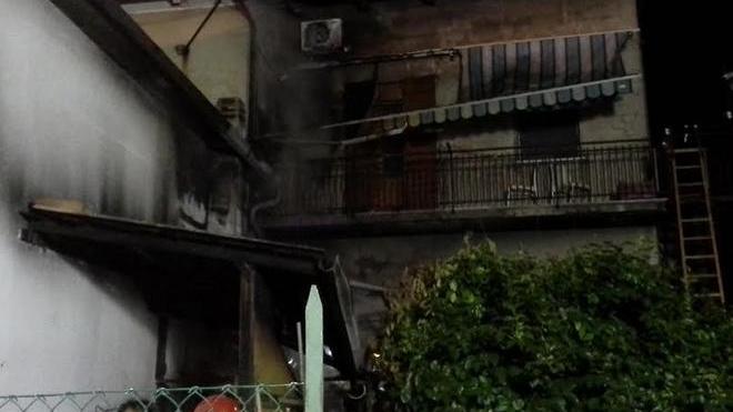 A fuoco una legnaia Sgomberata una casa