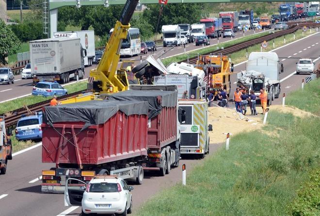 Tamponamento tra due camion: un 45enne è grave - VIDEO