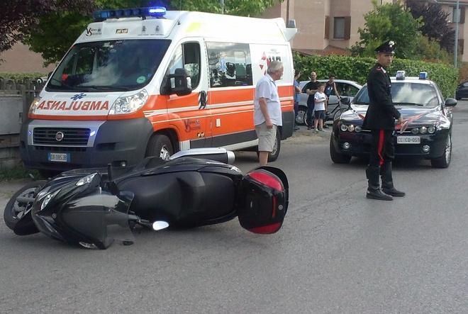 Pirata investe scooter e fugge 