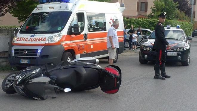 Pirata investe scooter e fugge