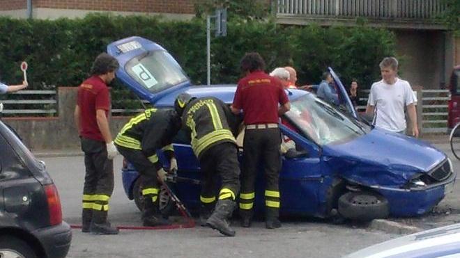Scontro all’incrocio Madre e figlia ferite portate al Maggiore