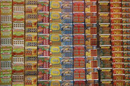 Ordinano da mangiare e se ne vanno rubando 75 Gratta e Vinci 