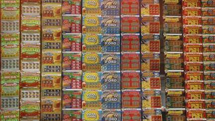 Ordinano da mangiare e se ne vanno rubando 75 Gratta e Vinci