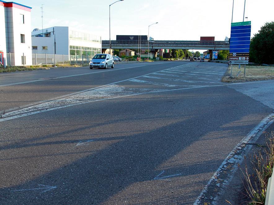 Schianto con un’auto, grave motociclista 
