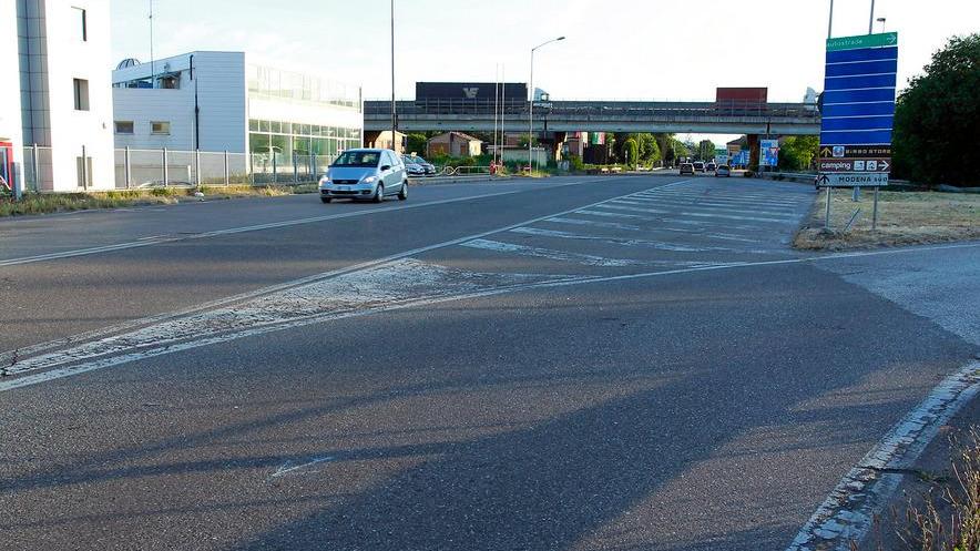 Schianto con un’auto, grave motociclista