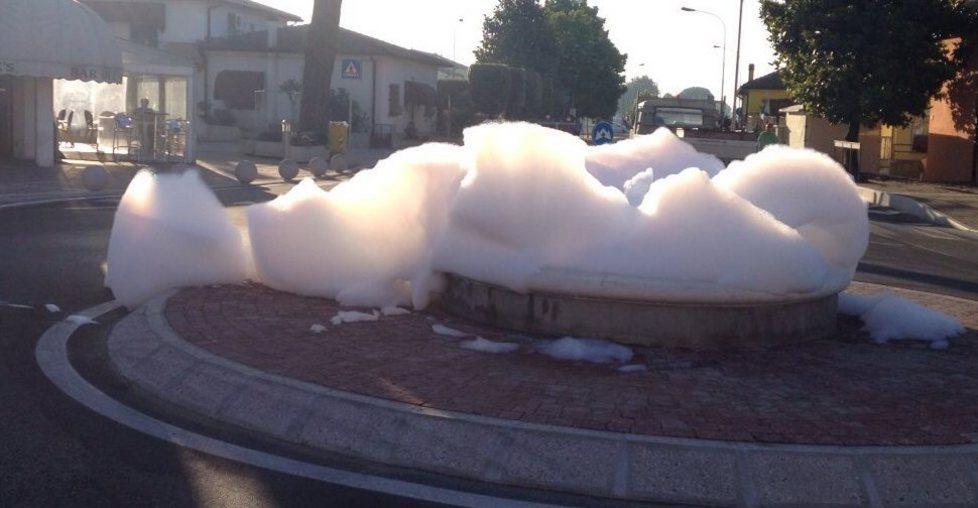 Mettono il sapone dentro la fontana: ecco la maxi schiuma