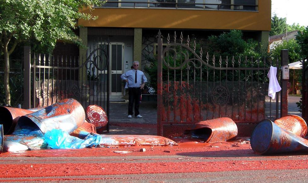 Camion perde carico di salsa di pomodoro