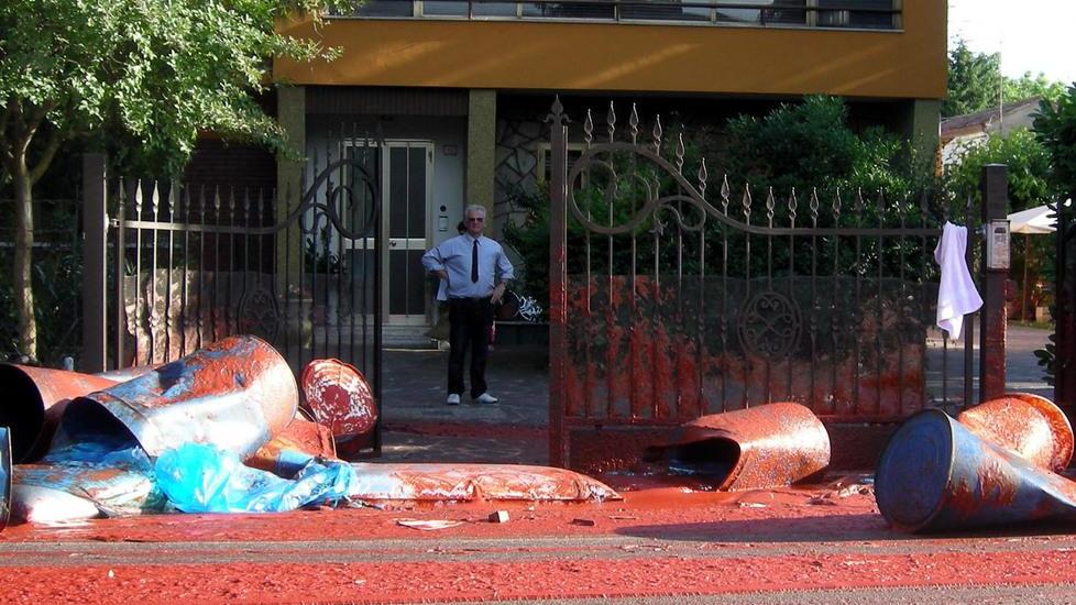 Camion perde carico di salsa di pomodoro