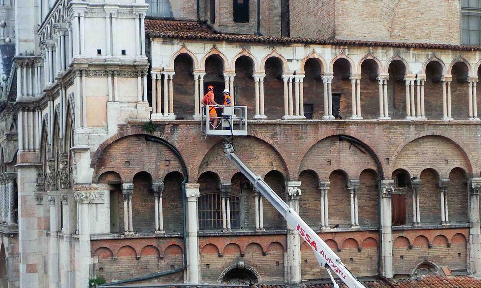 I lavori per la nuova illuminazione