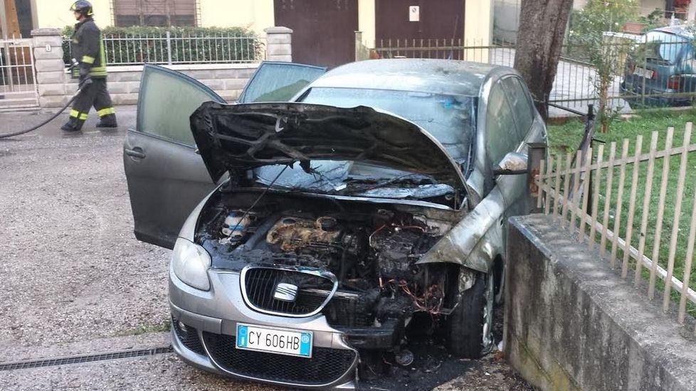 Mattina di paura per un’automobile in fiamme