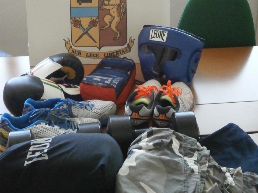 Ruba, dimentica il cellulare torna ed è preso 