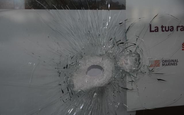 Cinque fucilate contro il distributore Tamoil sulla tangenziale 