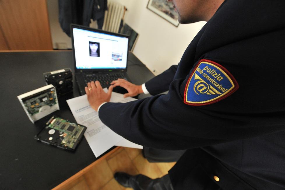 Tredicenne costretta con minacce a fare autoscatti hard, quattro denunciati 