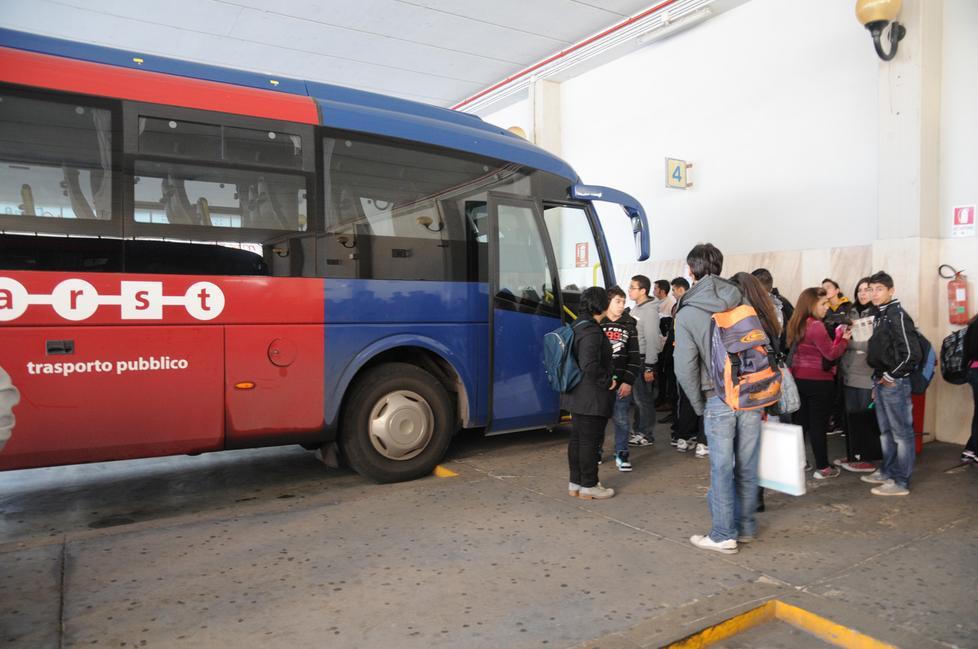 Norme anti Covid: nei bus per gli studenti non c'è posto per tutti 