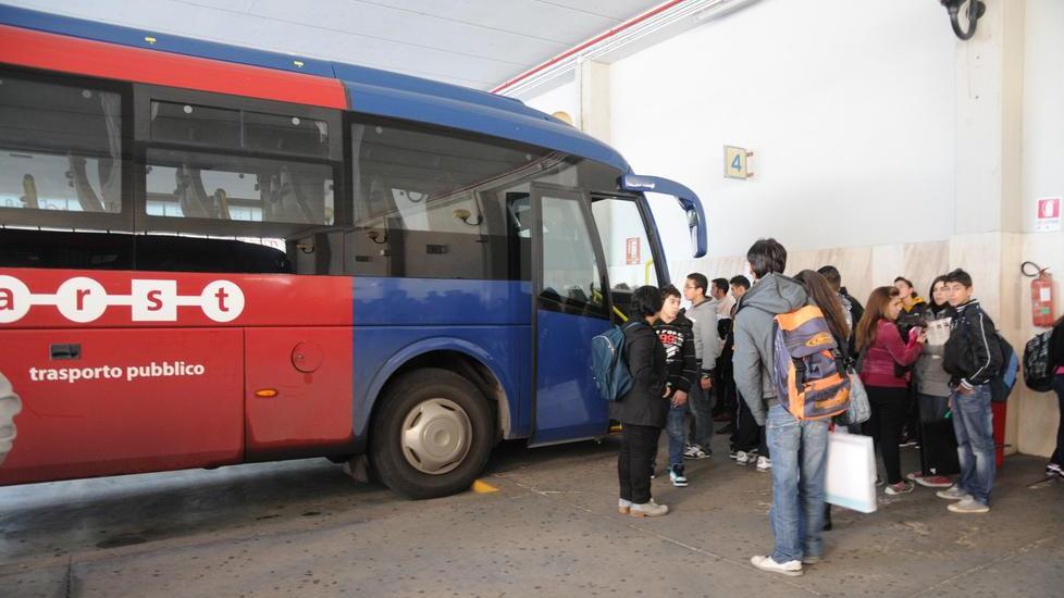 Norme anti Covid: nei bus per gli studenti non c'è posto per tutti 