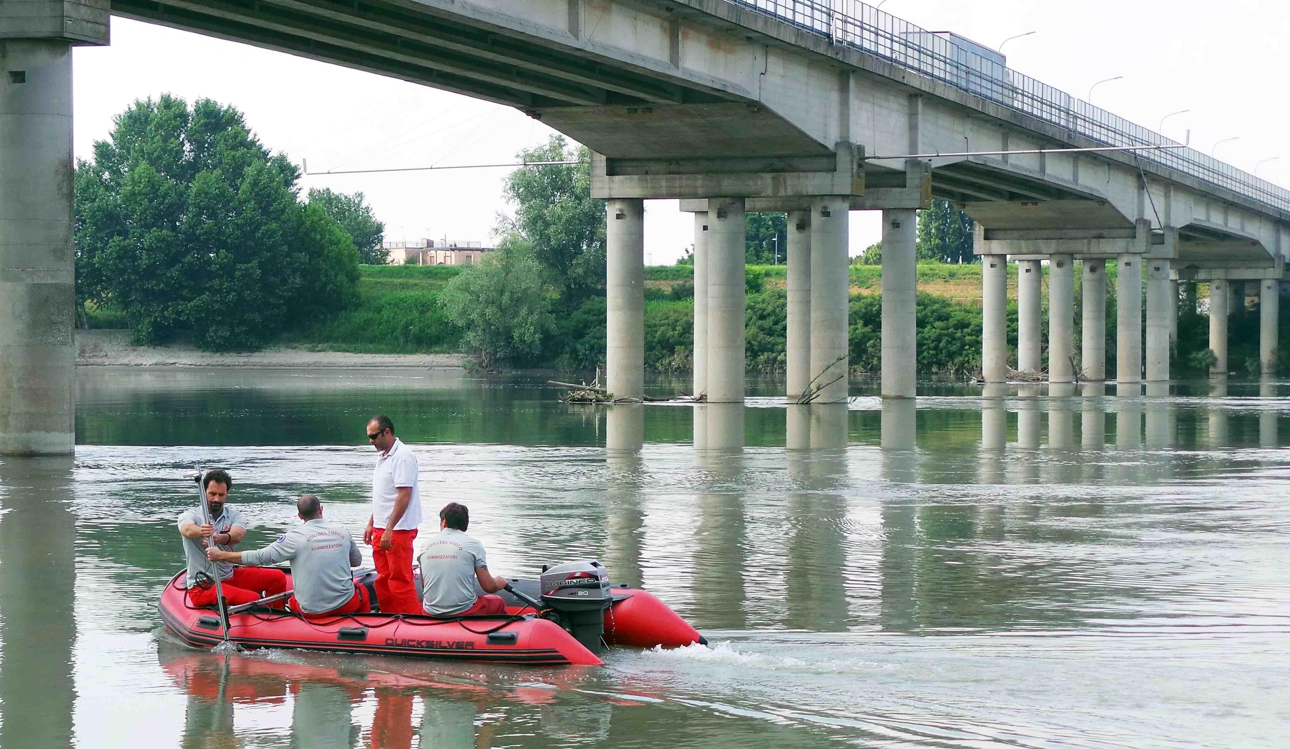 Bici abbandonata, si cerca un uomo nel Po 