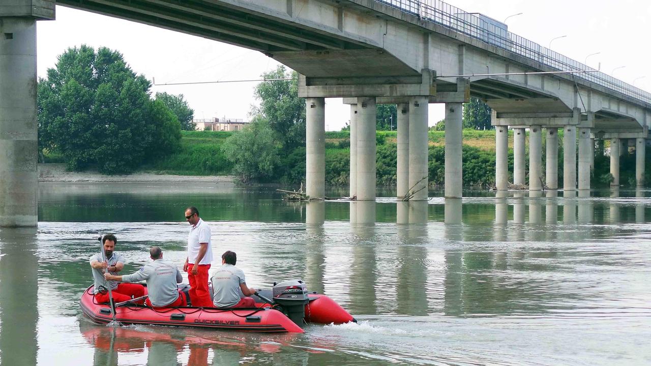 Bici abbandonata, si cerca un uomo nel Po