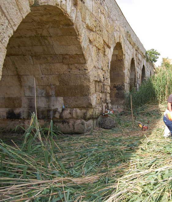 Finalmente ripulito il Ponte Romano