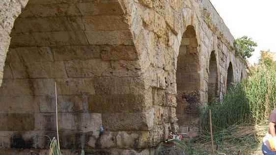 Finalmente ripulito il Ponte Romano