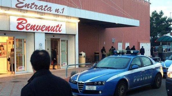 Furto di occhiali all’Auchan, ventottenne arrestato
