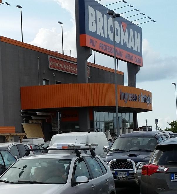 Evade dai domiciliari e ruba telecamere al Brico 