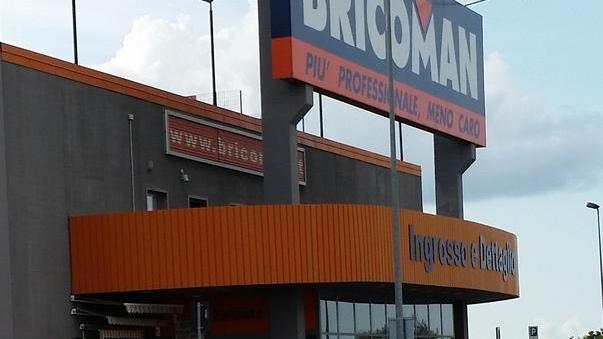 Evade dai domiciliari e ruba telecamere al Brico