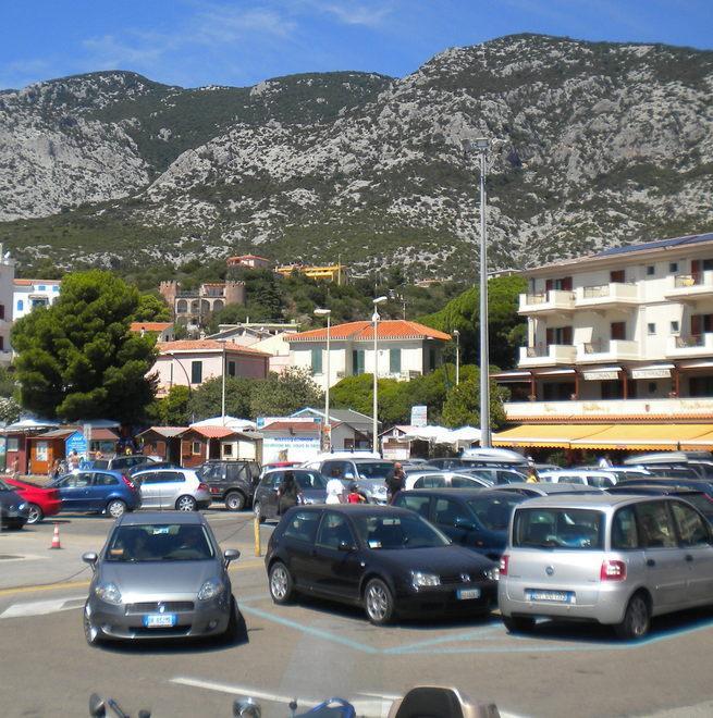 Dorgali, via i box dall’ingresso del porto