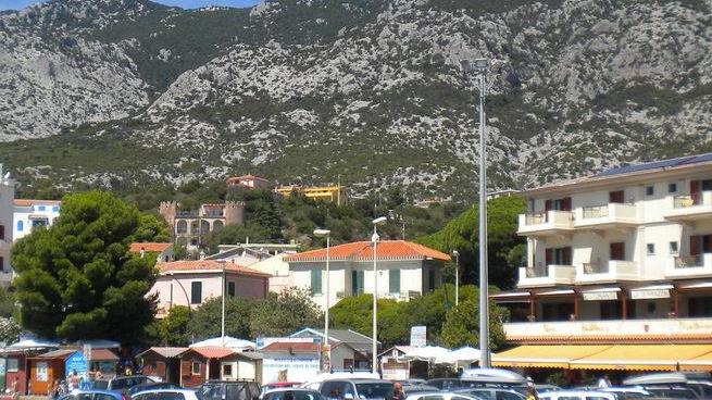 Dorgali, via i box dall’ingresso del porto
