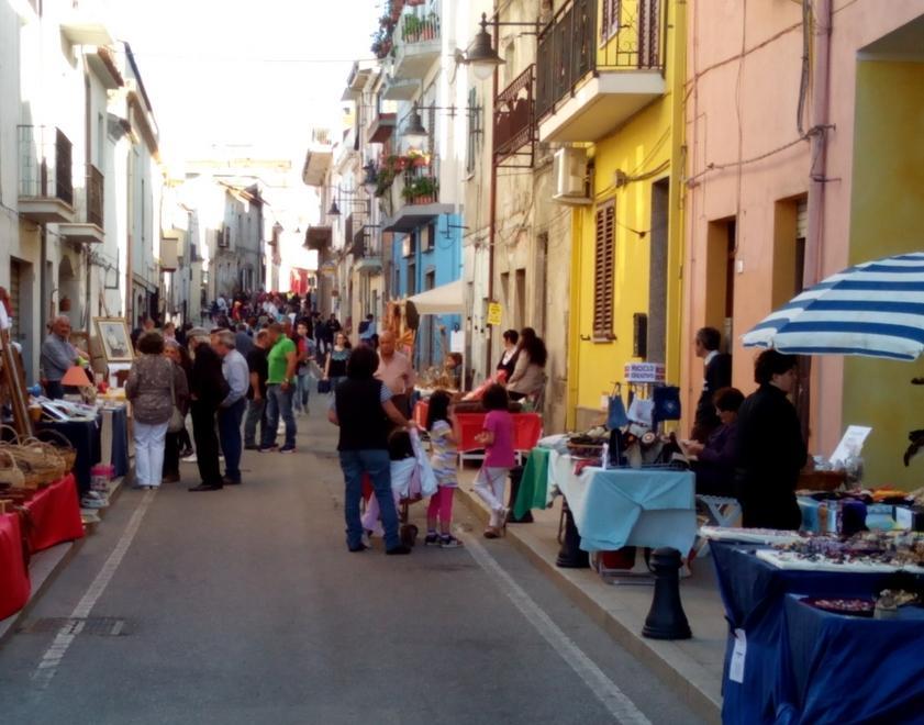 Siniscola, presenze boom per Primavera in Baronia Apertura di antiche corti, stand, mostre, laboratori creativi, percorsi del gusto Un mix vincente che ha riportato il sorriso sui volti di molti commercianti