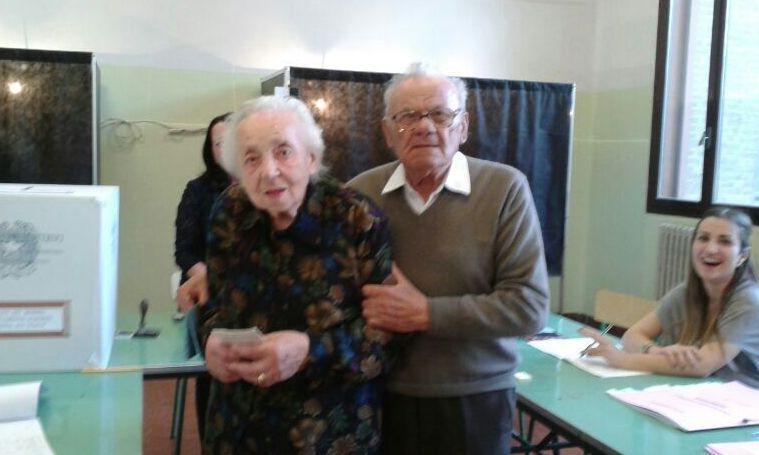 Al voto una coppia ultranovantenne