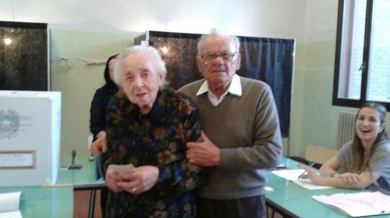 Al voto una coppia ultranovantenne