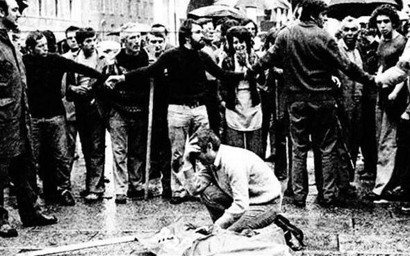 Sul selciato otto morti: cinque insegnanti, due operai e un pensionato