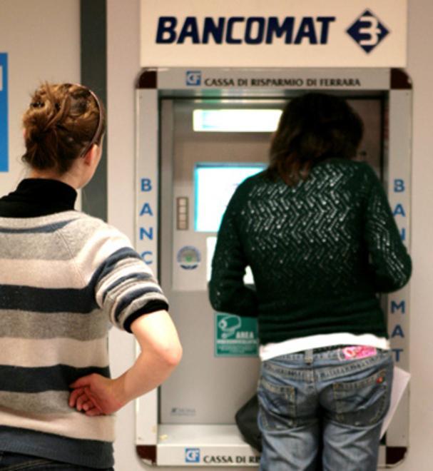 Ruba il bancomat dell’amica, denunciata 