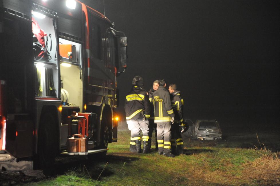 Auto incendiata vicino al ponte sul Po 