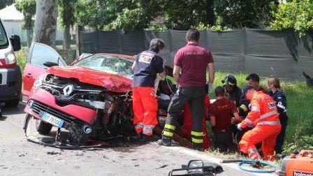 Scontro frontale a Bosco, grave un'automobilista