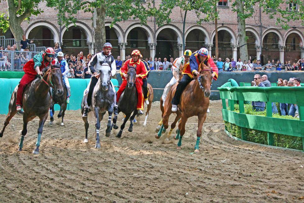 Palio fra sponsor e prove dei cavalli 