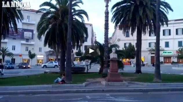 Sassari, equilibristi all’Emiciclo: un filo tra due palme e il gioco è fatto 