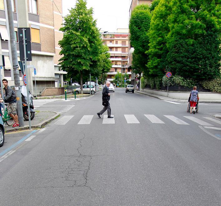 Via Sigonio, attraversa la strada novantenne in auto la travolge