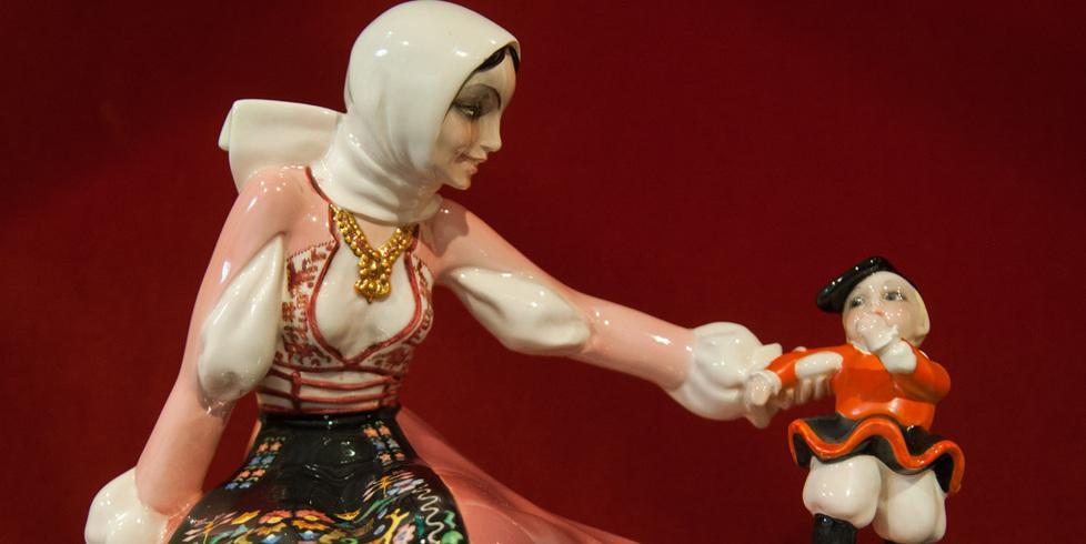 Cento maioliche in costume sardo 