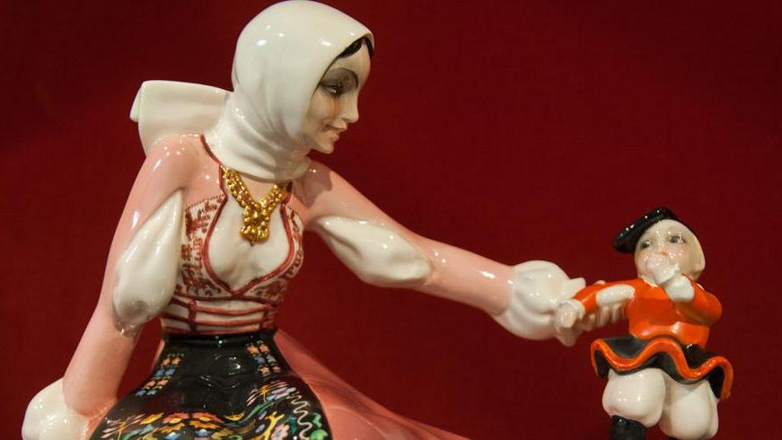 Cento maioliche in costume sardo