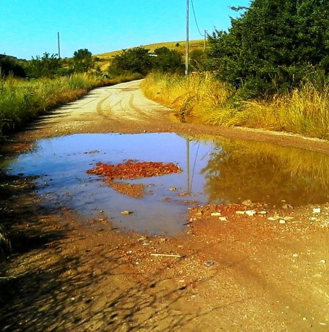 Fraigas, strada colabrodo I residenti: «Asfaltatela» 