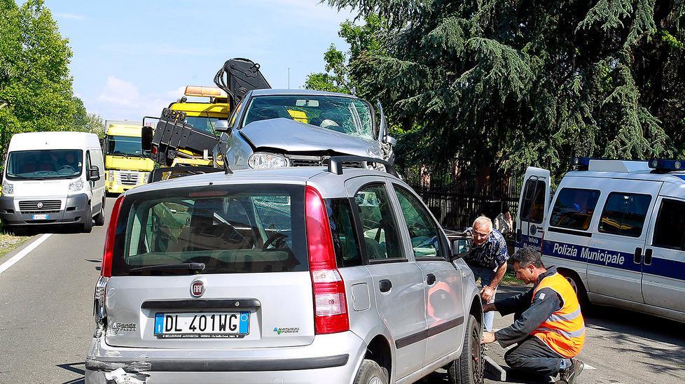 Scontro frontale: due anziani feriti
