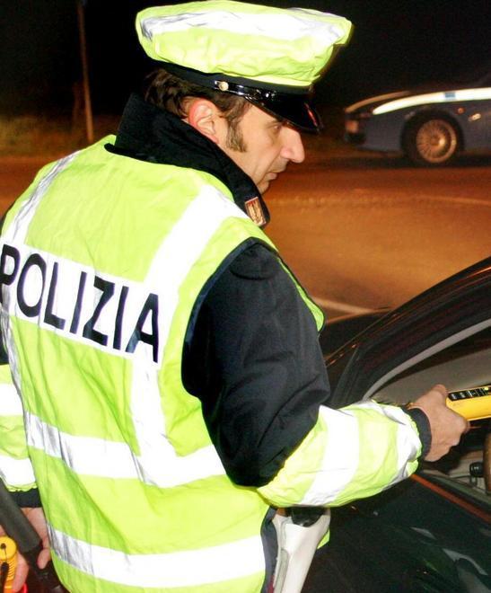 Alla guida dell’auto con patente falsa: donna denunciata