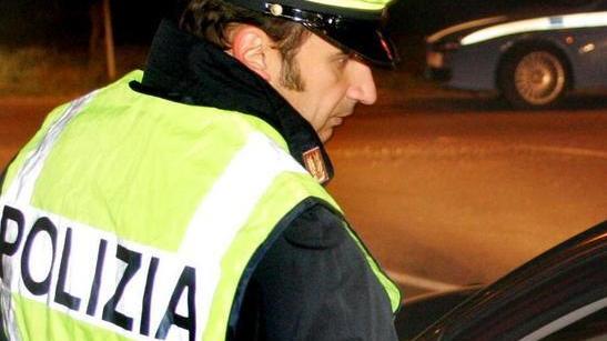 Alla guida dell’auto con patente falsa: donna denunciata