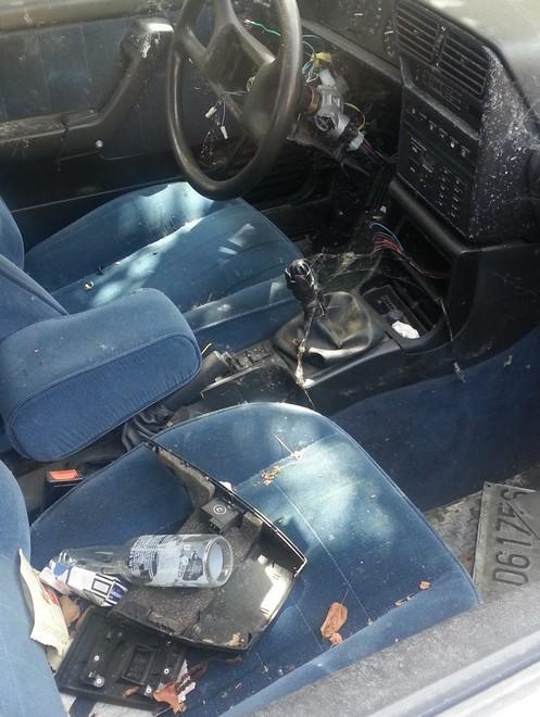 «Auto come una discarica: i vigili devono rimuoverla»