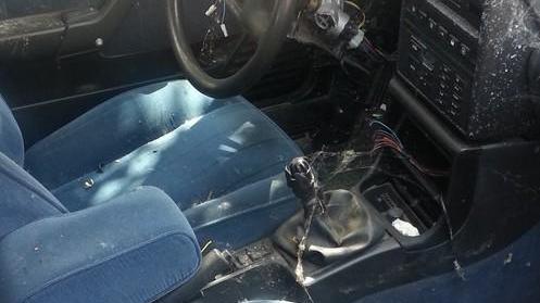 «Auto come una discarica: i vigili devono rimuoverla»